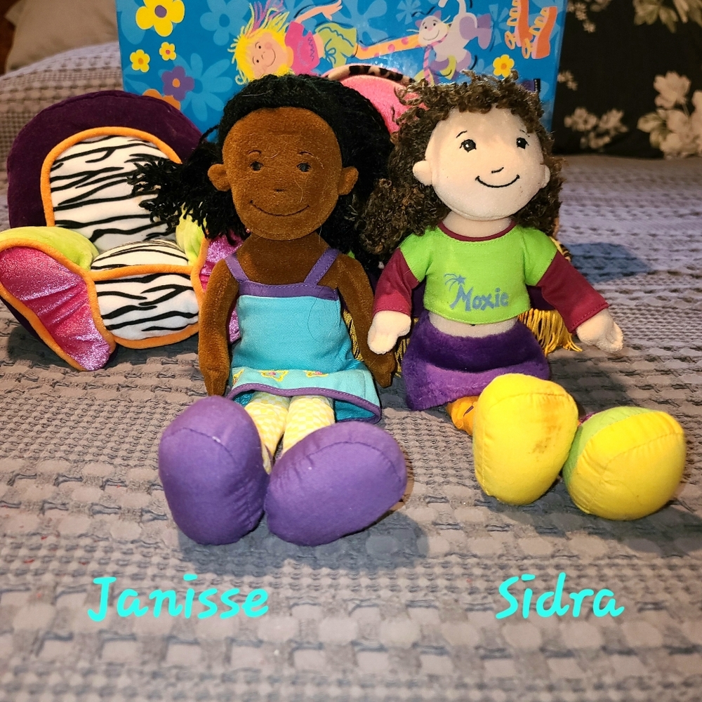 4 Groovy Girl Dolls, Furniture, Carring Case, Clothes. 1 Gymboree Doll. - Picture 2 of 11